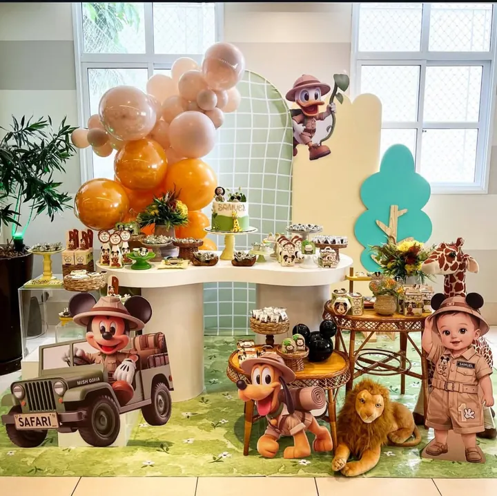 Decoração infantil com balões e tema safári